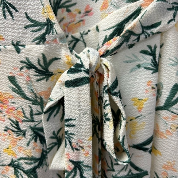 Studio B by Bobeau/Wrap Dress/ Tie Front /Cream w/Floral Print/ V-Neck /Size M/ - Picture 5 of 11
